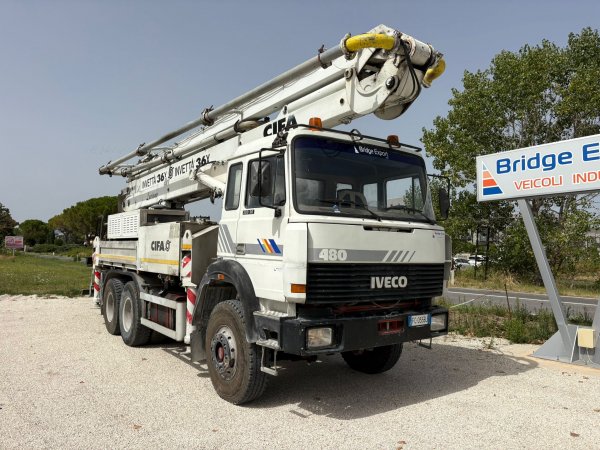 IVECO 330.30 pompa CIFA 36 metri
